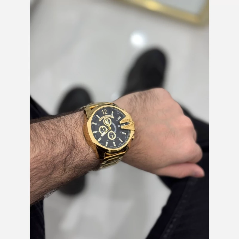 ساعت دیزل شاخ دار مردانه همراه با جعبه کارت گارانتی باتری یدکی و ارسال فوری قسطی بخرید رنگ طلایی صفحه مشکی